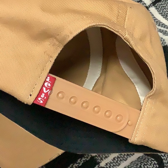 ⚠️ Levi’s tan baseball hat - Picture 8 of 8